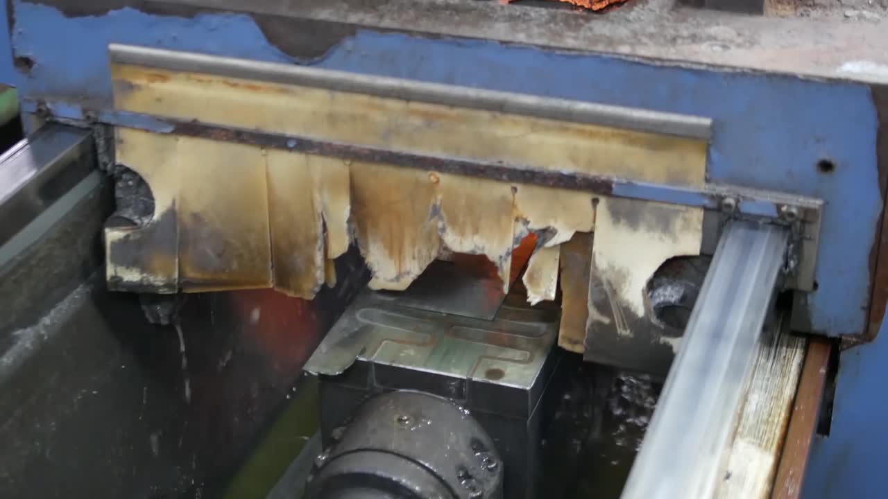 máquina de poner aceite en la cuchilla de metal en la fábrica