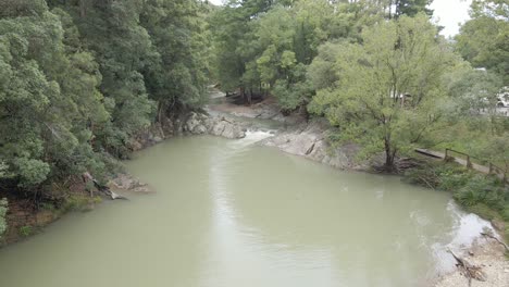 Piscina-Natural-Rodeada-De-Un-Exuberante-Bosque-Verde