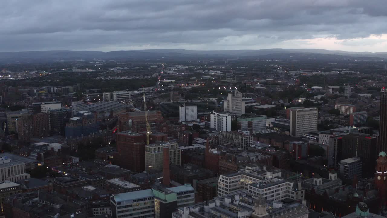 disparo de drones acercándose a edificios en el centro de la ciudad de manchester