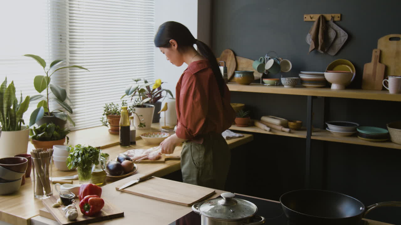 현대적 인 부 에서 요리 하는 여자