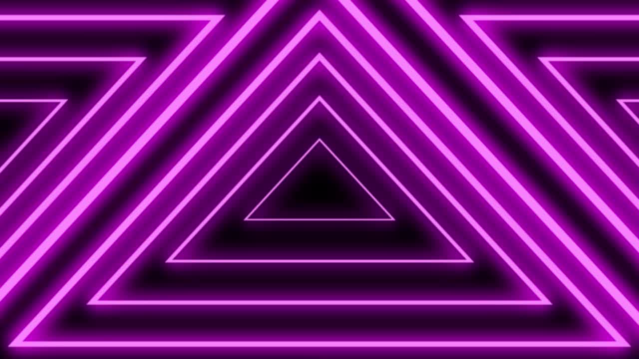 Linee neon a forma di triangoli che si disegnano con rotazione completa pronta per il loop. Linee luminose di colore viola su sfondo nero.