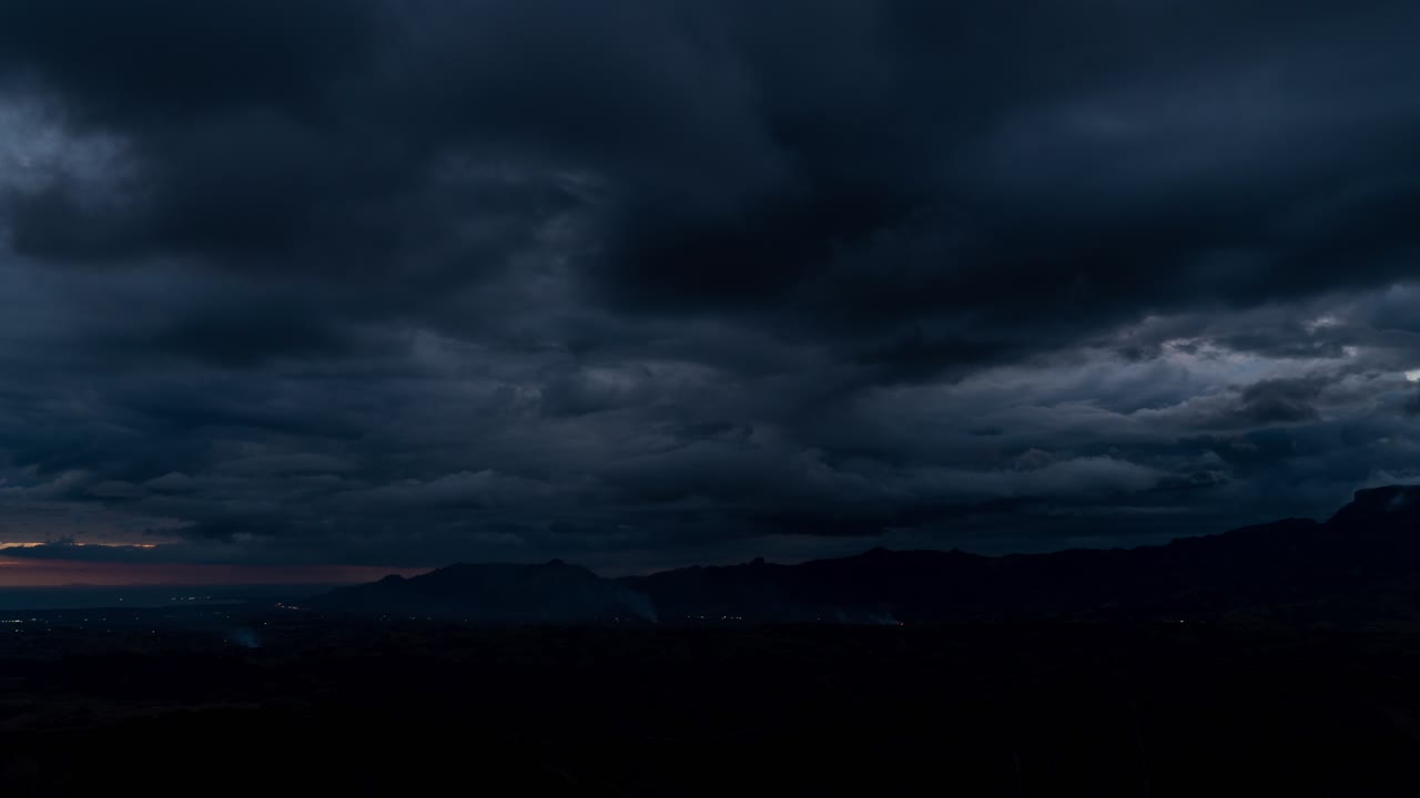 피지의 비티레부에 있는 나우소리 고원의 극적인 일몰, 낮부터 밤까지의 시간 경과