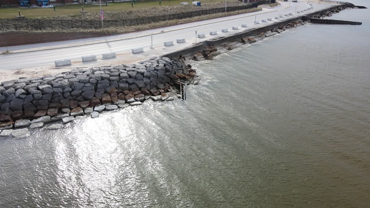 미시간 호수 동부 해안의 돌 제방에 접근하는 드론