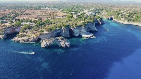 impresionantes vistas en 4k de la costa este de mallorca - es pontas cala santanyi mallorca españa espana con agua turquesa