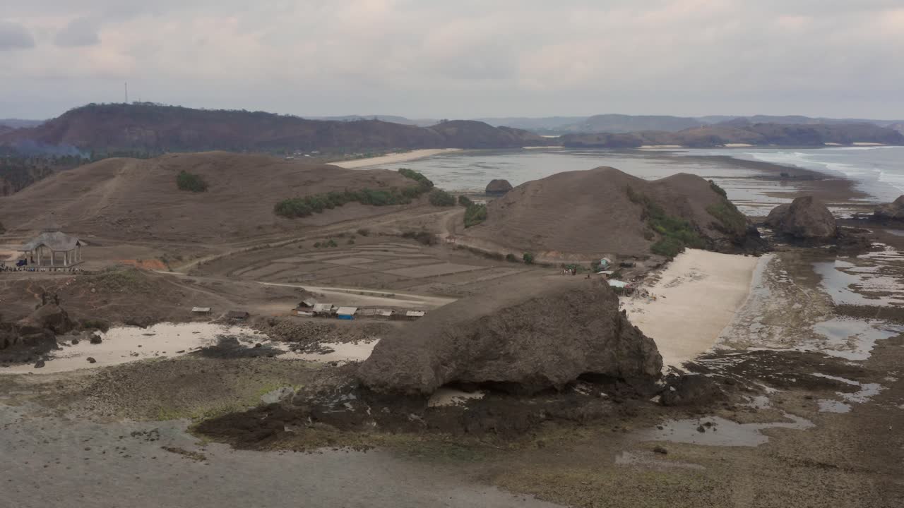 쿠타 롬복 근처의 seger의 흐린 일몰