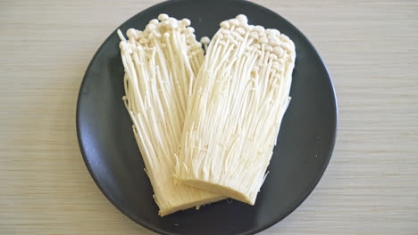 新鮮的 enoki 或金針