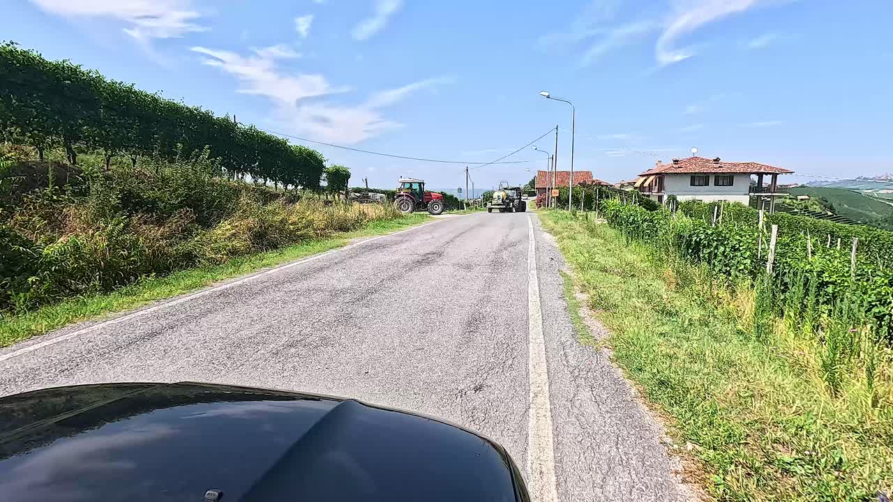 경치 좋은 시골 에서 도로 를 가로지르는 트랙터