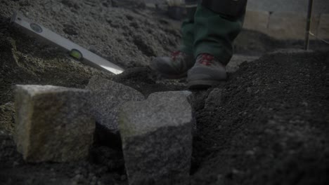 gardner lanzando piedras en el suelo