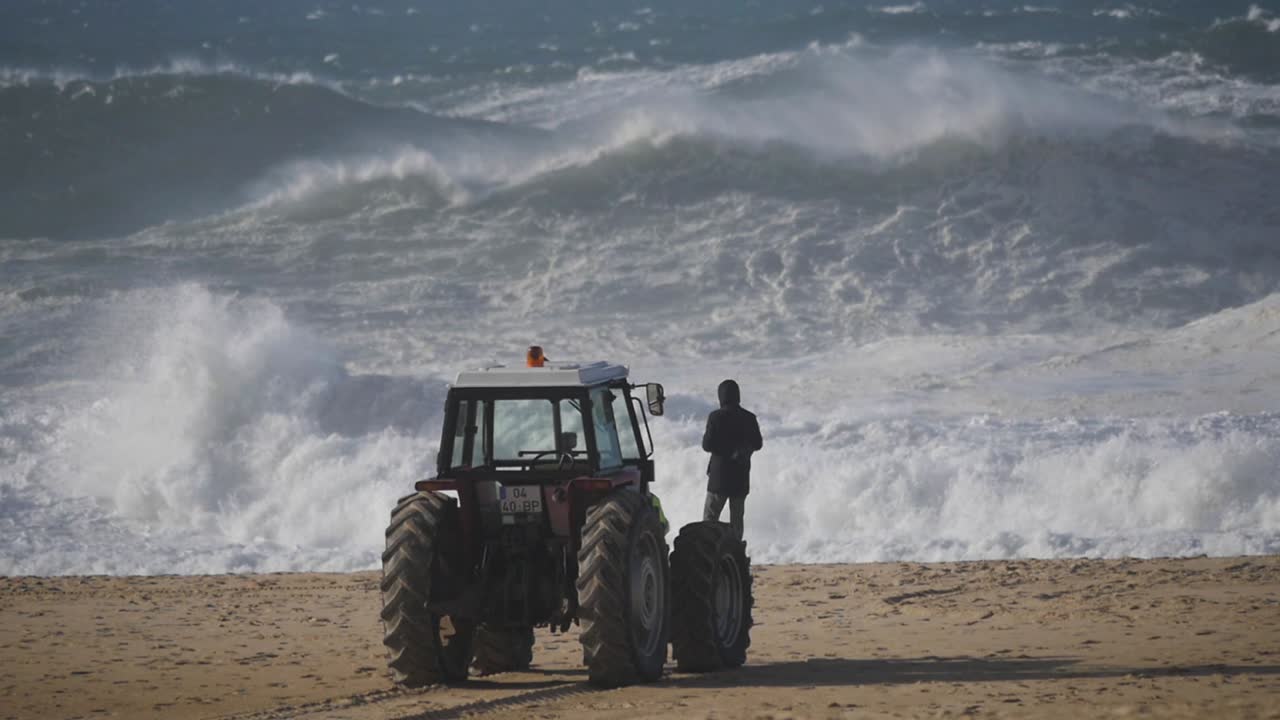 Rallentatore di un'onda che si infrange sulla spiaggia a Nazaré, Portogallo.