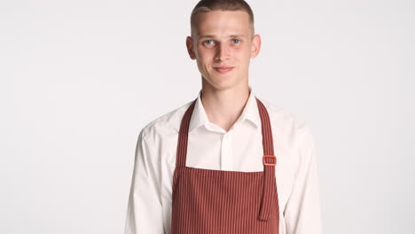 joven en uniforme de camarero sonriendo