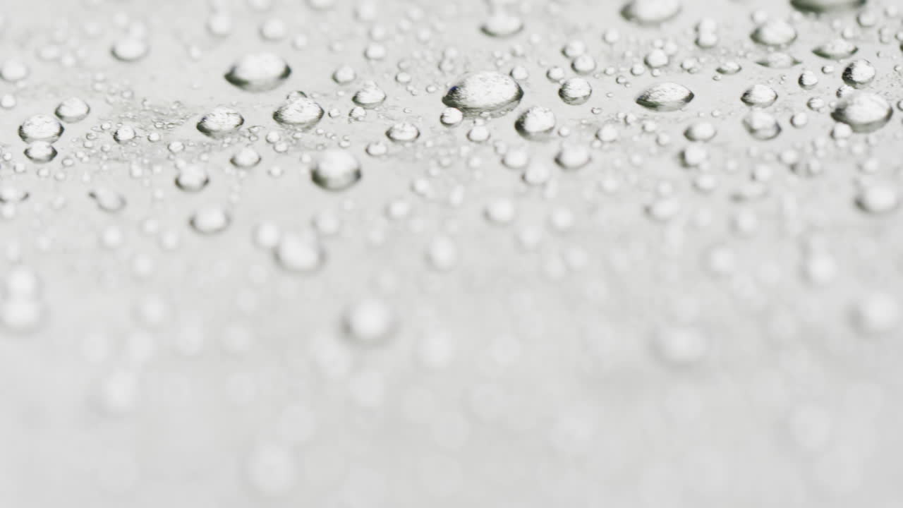 micro vídeo de primer plano de gotas de agua con espacio de copia en fondo gris