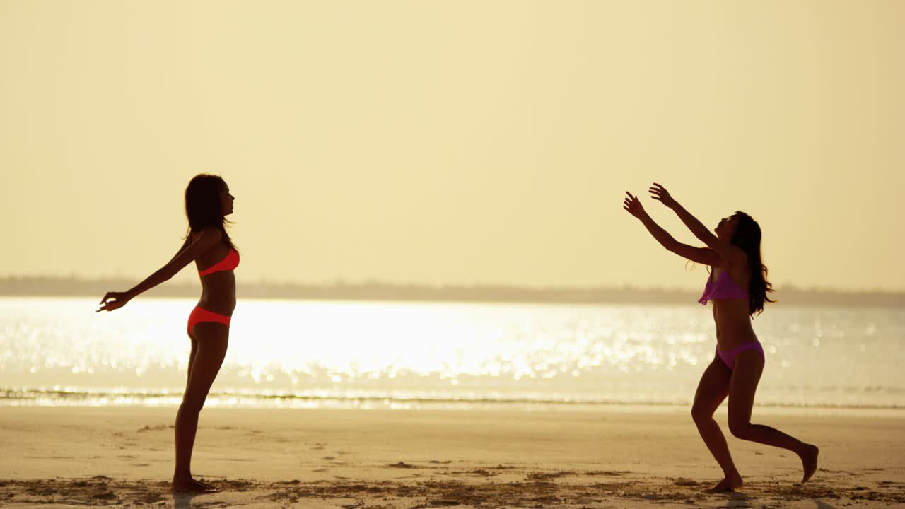 목적지 럭셔리 다민족 여성 열대 해변