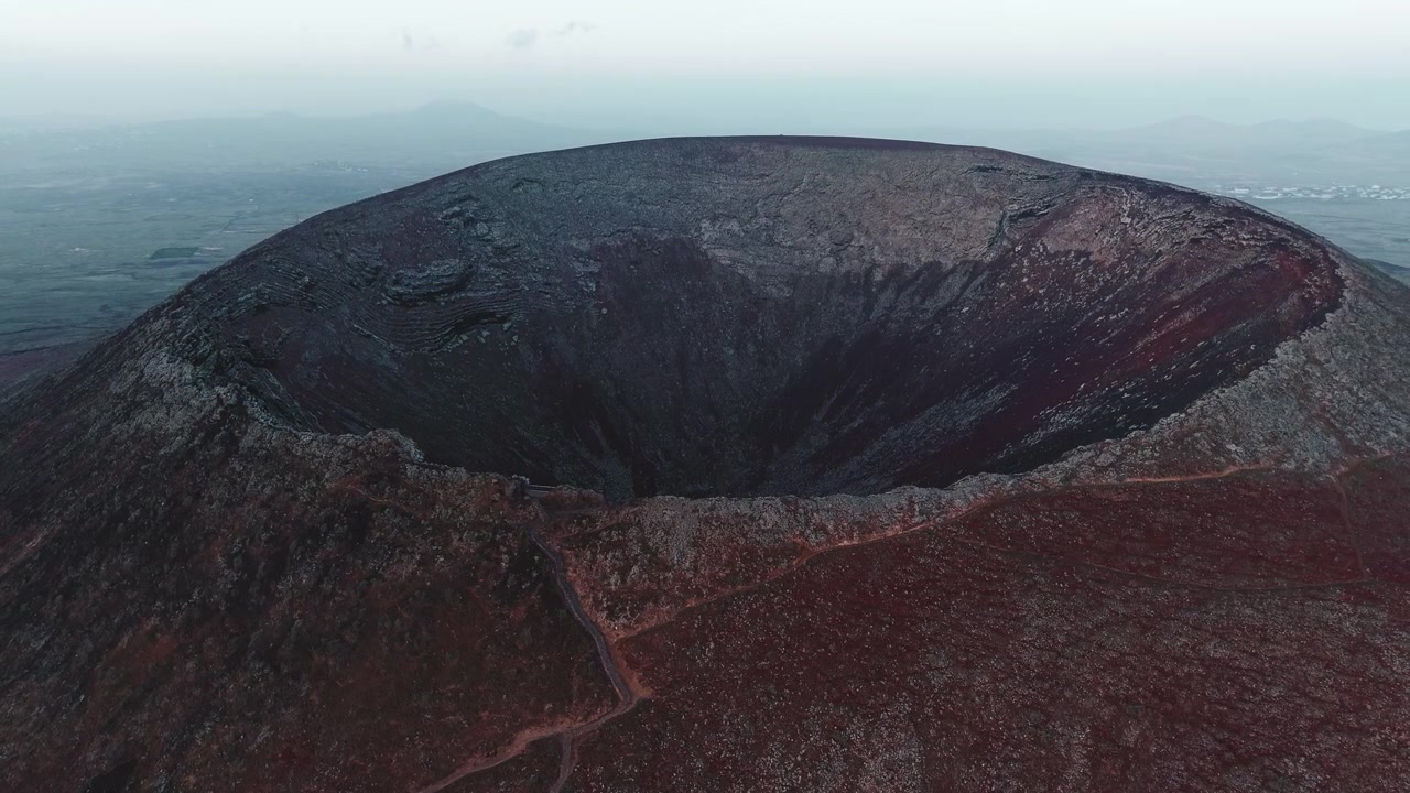 Büyük Bir Volkanik Kraterin Havadan Görünümü.
