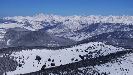 Vail-Pass-Colorado-Luftdrohne-I70-Uneva-Rote-Indianergipfel-Rocky-Mountains-Landschaft-Schneehuhn-Hügel-Hinterland-Winter-Sonniger-Morgen-Blauer-Himmel-Neuschnee-Snowboard-Ski-Schneemobil-Kreis-Linksbewegung