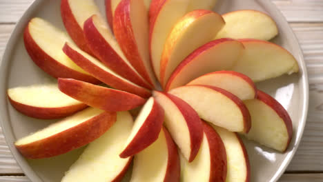 rodaja de manzana roja fresca en el plato
