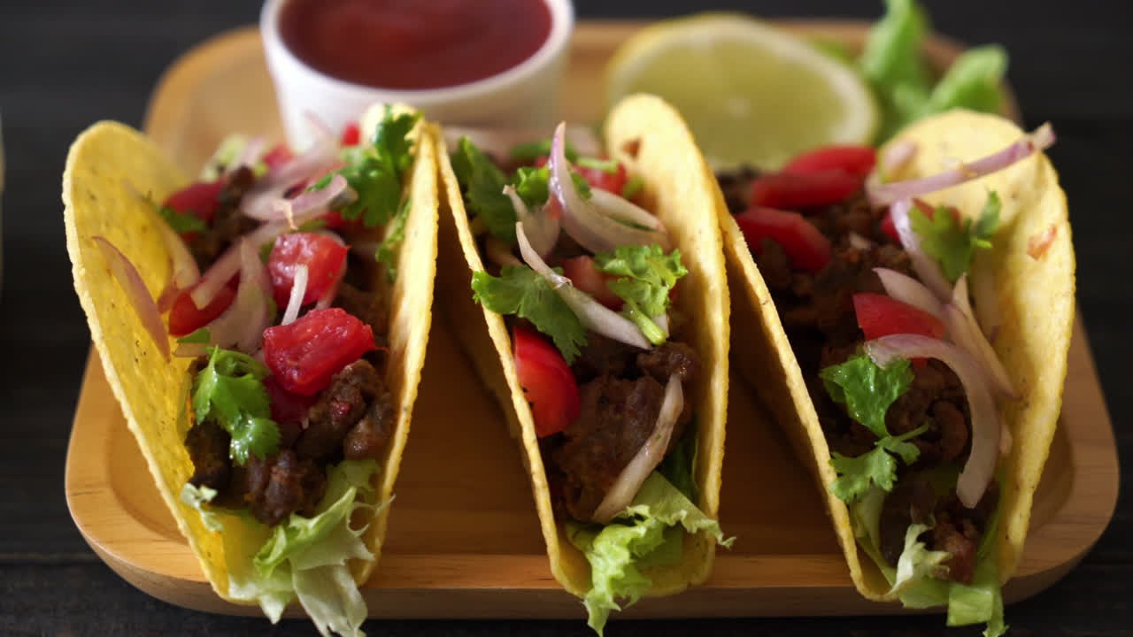 tacos con carne y verduras - estilo de comida mexicana