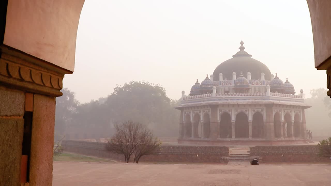 Nila gumbad de la tumba de Humayun vista exterior en una mañana brumosa desde una perspectiva única