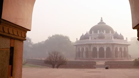 Nila-Gumbad-De-La-Vista-Exterior-De-La-Tumba-De-Humayun-En-La-Mañana-Brumosa-Desde-Una-Perspectiva-única