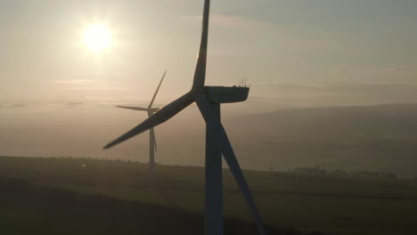 Eine-Luftaufnahme-Von-Windkraftanlagen,-Die-Sich-Langsam-Drehen,-Mit-Der-Abendsonne-Im-Rücken,-Aberdeensire,-Schottland