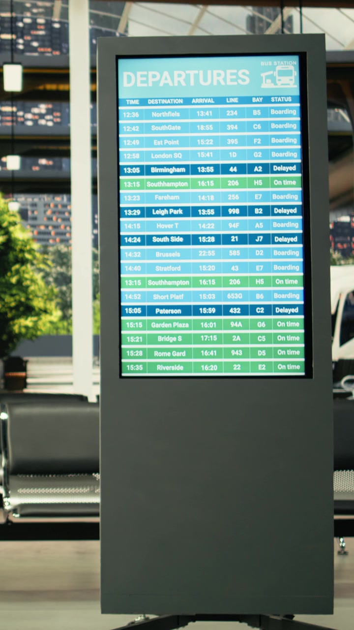 Terminal degli autobus urbano vuoto con display degli orari di partenza e accesso alla viabilità urbana