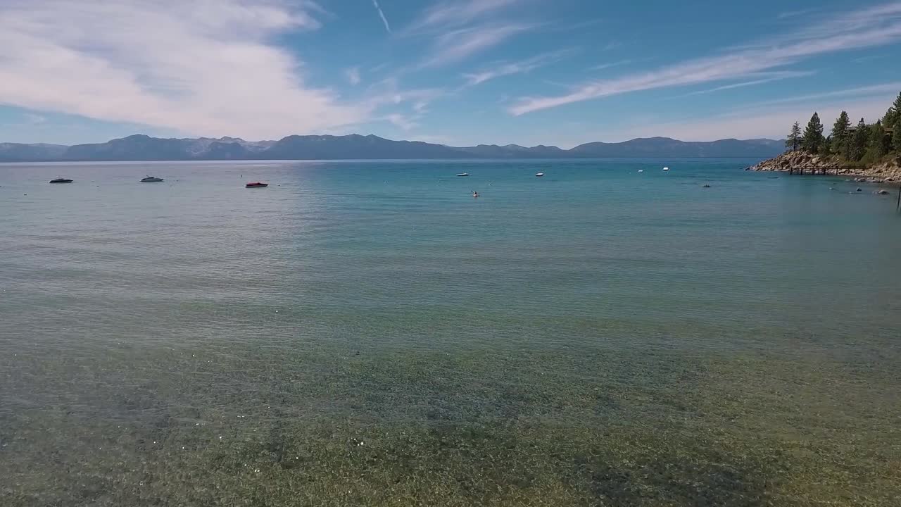 노란 카약을 탄 한 여성이 밝은 여름날 6일 타호 호수의 수정같이 맑은 햇빛에 노를 젓는다