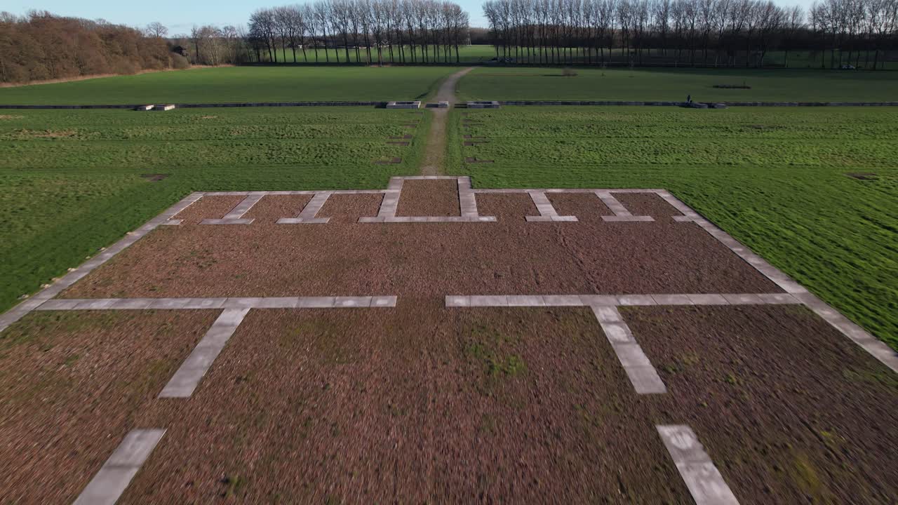 원래 워터라인 방어 정착지의 명확한 청사진과 함께 윤곽이 잡힌 로마 연대 요새의 내부 공간의 공중 느린 노출