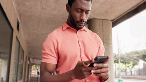 Thinking,-idea-and-black-man-with-phone-in-city