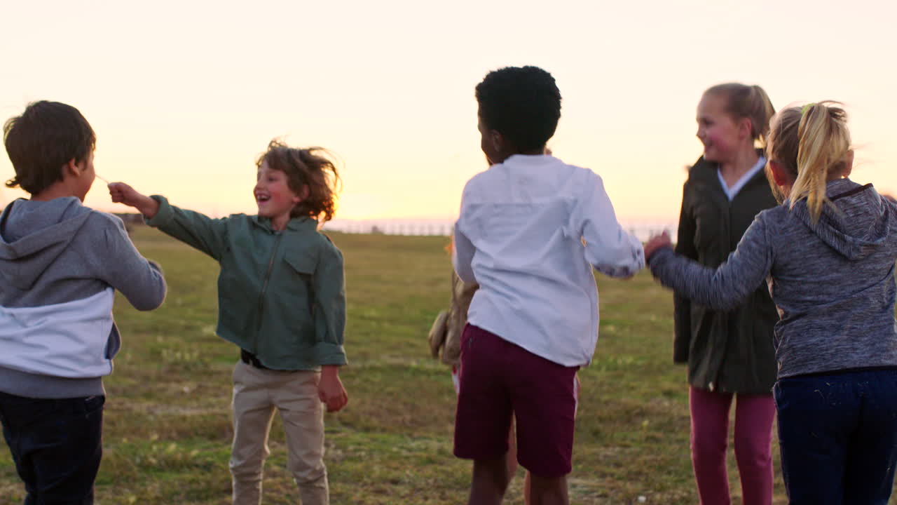 행복 한 아이 들, 야외 와 자연 공원 에서 행복 한 것