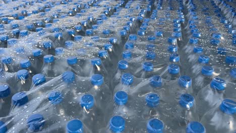 Parte-Superior-De-La-Botella-De-Agua-Llena-De-Plástico-En-Una-Estación-De-Ferrocarril-En-La-India