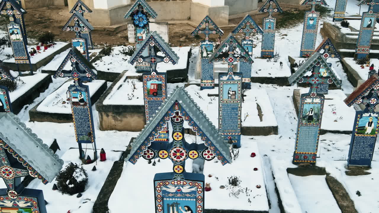Аэросъемка «Веселого кладбища» в жудеце Сапанта, Румыния, зимой. Многочисленные надгробия, снег