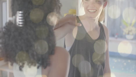 animación de puntos de luz sobre alegres y diversas adolescentes practicando yoga juntas