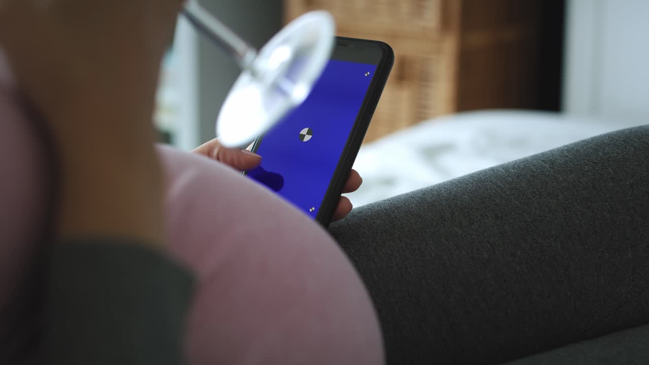 침대에서 술을 마시는 임신한 여성의 정적 비디오