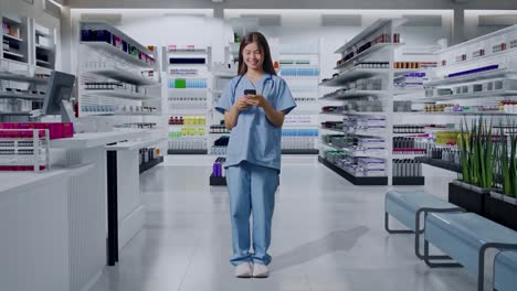cuerpo lleno de médico asiático con estetoscopio usando teléfono inteligente en la farmacia