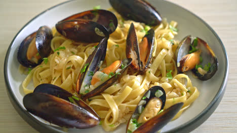 pasta de espaguetis linguini con salsa de vino blanco vongole - pasta italiana con marisco y almejas y mejillones