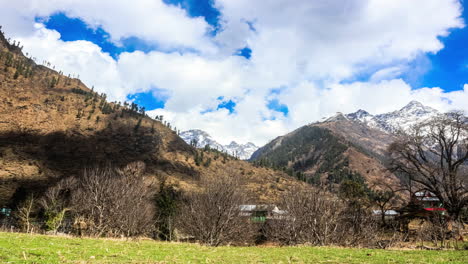 Un-Hermoso-Timelapse-Invernal-De-Montañas-Y-Nubes-De-Tosh,-India