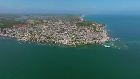 vista panorámica de la ciudad venezolana de chichiriviche en el estado de falcon ubicada en la costa este - toma de avión no tripulado