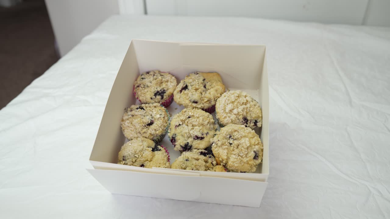 caja de regalos llena de muffins de arándanos - movimiento deslizante de paralaje