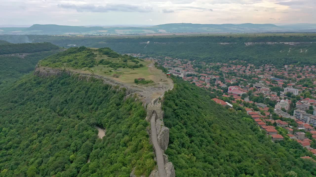 Vista aerea della fortezza di Ovech vicino a Provadia, Bulgaria, che assomiglia alla Grande Muraglia Cinese