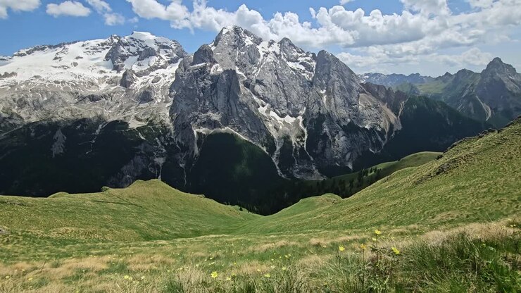 Passeggiata lungo il Viel dal Pan con una magnifica vista sul massiccio della Marmolada nelle Dolomiti italiane.