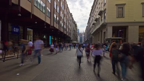 italia ciudad de milán famosa calle comercial llena de gente panorámica giratoria 4k timelapse