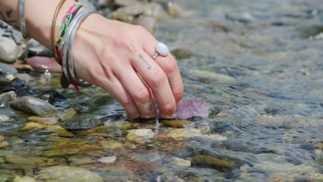 Einen-Amethystkristall-In-Einen-Natürlichen-Quellfluss-Legen,-Um-Positive-Energie-Aufzuladen-–-Nahaufnahme