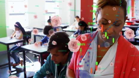 íconos-De-Flores-Rosadas-Y-Procesamiento-De-Datos-Sobre-Una-Maestra-Caucásica-Sonriendo-En-La-Clase-En-La-Escuela