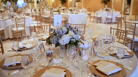 Elegante-Lugar-De-Vajilla-De-Oro-En-Una-Mesa-Redonda-En-El-Lugar-De-La-Boda