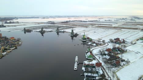 Pintoresco-Paisaje-Invernal-Con-Molinos-De-Viento-Holandeses-Junto-Al-Río-Al-Amanecer