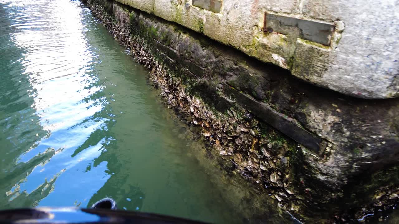 barco navegando en los canales del gran canal en el casco antiguo de venecia, italia