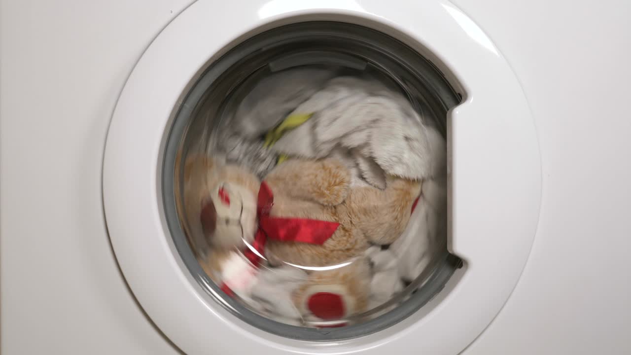 테디 베어는 세탁기에 세탁합니다.