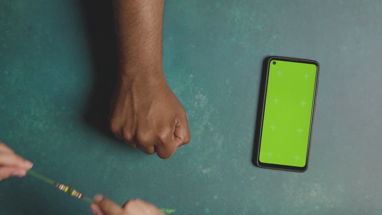 la hermana ata rakhi en el hermano al lado de la llave de croma teléfono celular 2