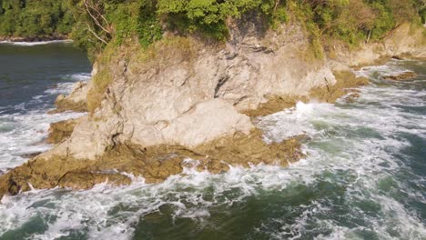 An-Einem-Sonnigen-Tag-Schlagen-Wellen-Auf-Die-Rauen-Klippen-Der-Zentralen-Pazifikküste-In-Costa-Rica