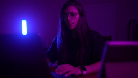 mujer trabajando tarde en la noche en una computadora portátil