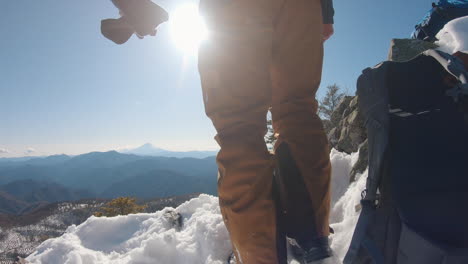 un hombre hirviendo agua en una montaña de invierno